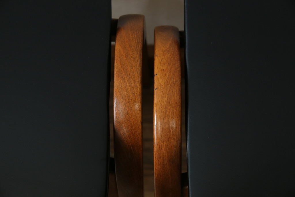 中古　秋田木工　NO.202　曲げ木の技が光る黒座面のスタッキングスツール　(R-086235)