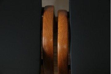 中古　秋田木工　NO.202　曲げ木の技が光る黒座面のスタッキングスツール　(R-086235)