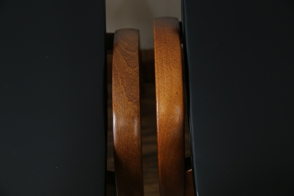 中古　秋田木工　NO.202　曲げ木の技が光る黒座面のスタッキングスツール　(R-086235)