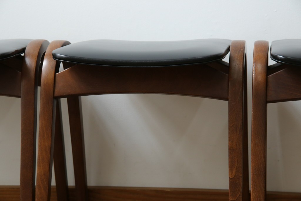 中古　秋田木工　NO.202　曲げ木の技が光る黒座面のスタッキングスツール　(R-086235)