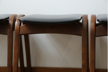 中古　秋田木工　NO.202　曲げ木の技が光る黒座面のスタッキングスツール　(R-086235)