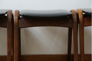 中古　秋田木工　NO.202　曲げ木の技が光る黒座面のスタッキングスツール　(R-086235)