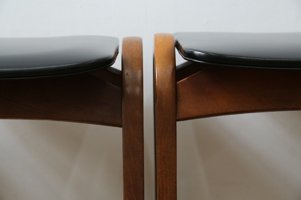 中古　秋田木工　NO.202　曲げ木の技が光る黒座面のスタッキングスツール　(R-086235)