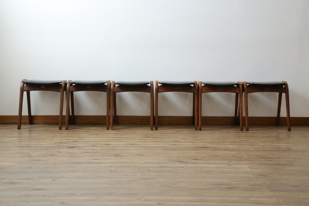 中古　秋田木工　NO.202　曲げ木の技が光る黒座面のスタッキングスツール　(R-086235)