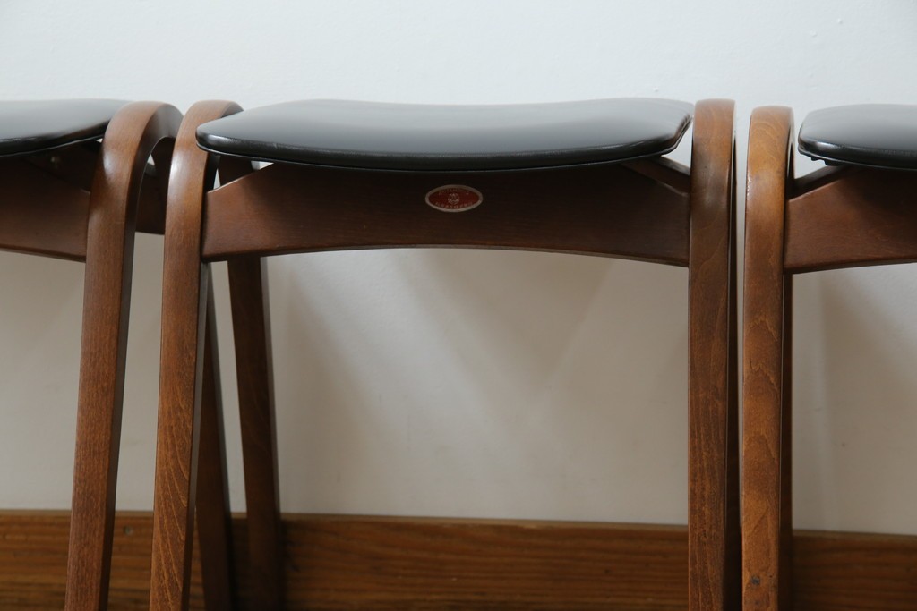 中古　秋田木工　NO.202　曲げ木の技が光る黒座面のスタッキングスツール　(R-086235)