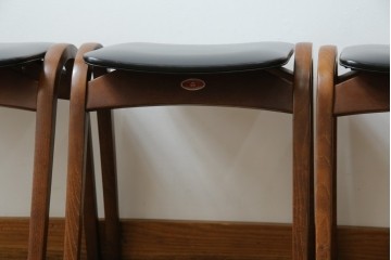 中古　秋田木工　NO.202　曲げ木の技が光る黒座面のスタッキングスツール　(R-086235)