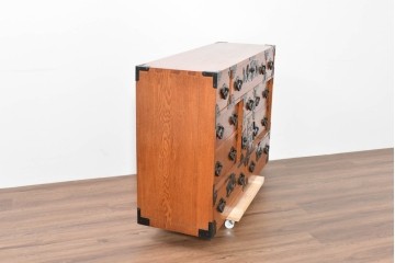 中古　龍の金具　閂(かんぬき)付き　時代箪笥デザインのアンティーク調サイドボード　(R-086236)