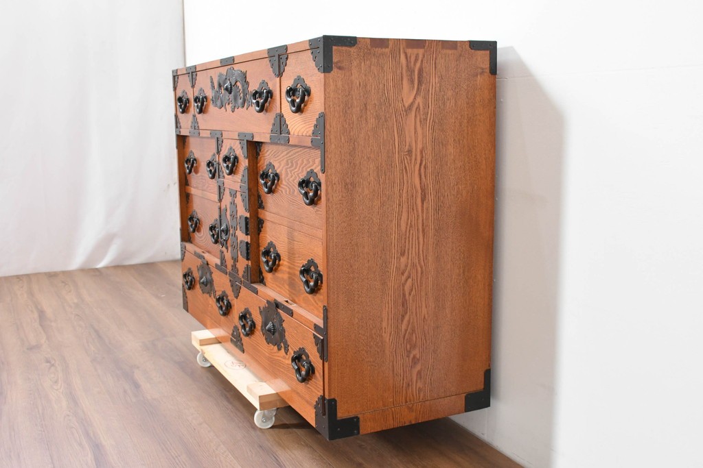 中古　龍の金具　閂(かんぬき)付き　時代箪笥デザインのアンティーク調サイドボード　(R-086236)