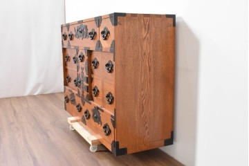 中古　龍の金具　閂(かんぬき)付き　時代箪笥デザインのアンティーク調サイドボード　(R-086236)