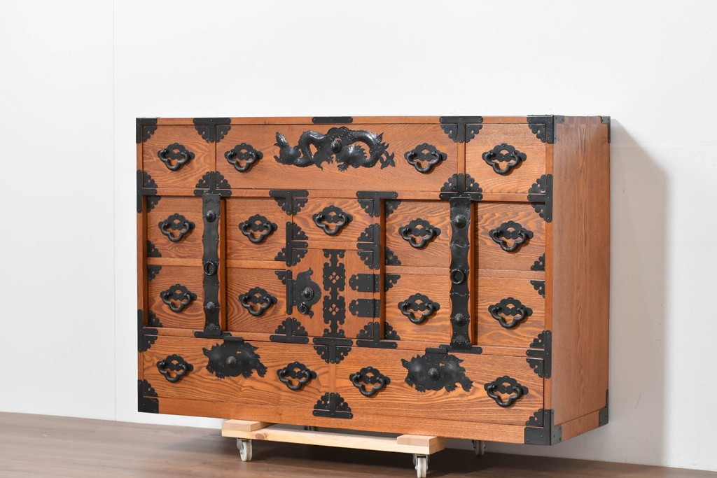 中古　龍の金具　閂(かんぬき)付き　時代箪笥デザインのアンティーク調サイドボード　(R-086236)