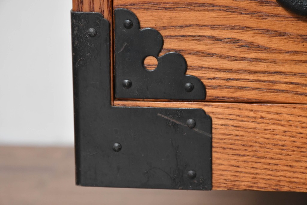 中古　龍の金具　閂(かんぬき)付き　時代箪笥デザインのアンティーク調サイドボード　(R-086236)