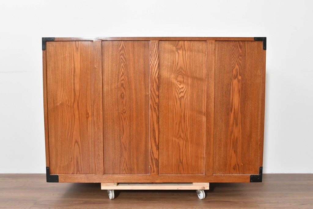 中古　龍の金具　閂(かんぬき)付き　時代箪笥デザインのアンティーク調サイドボード　(R-086236)