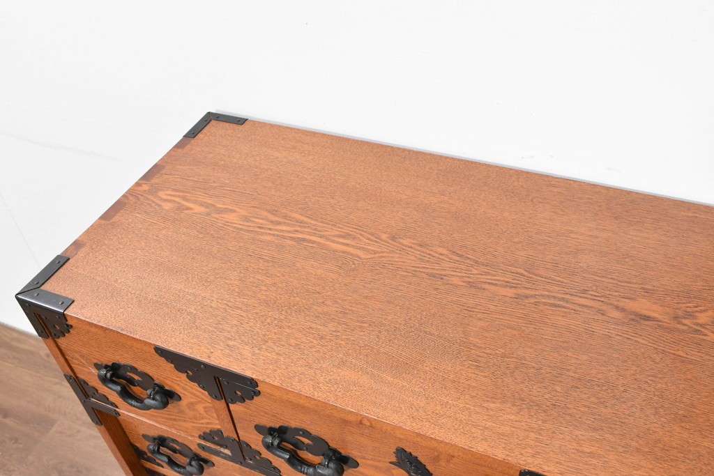 中古　龍の金具　閂(かんぬき)付き　時代箪笥デザインのアンティーク調サイドボード　(R-086236)