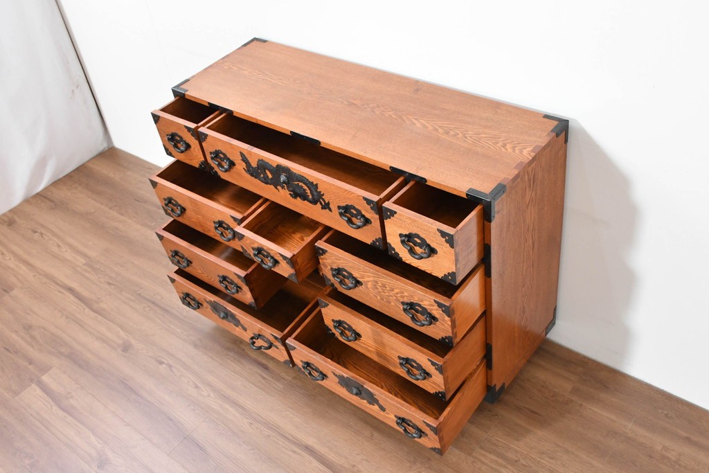 中古　龍の金具　閂(かんぬき)付き　時代箪笥デザインのアンティーク調サイドボード　(R-086236)