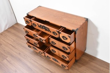 中古　龍の金具　閂(かんぬき)付き　時代箪笥デザインのアンティーク調サイドボード　(R-086236)