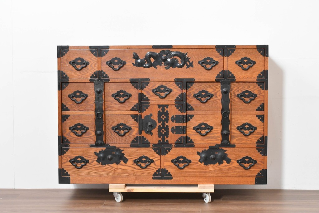 中古　龍の金具　閂(かんぬき)付き　時代箪笥デザインのアンティーク調サイドボード　(R-086236)