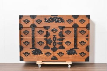 中古　龍の金具　閂(かんぬき)付き　時代箪笥デザインのアンティーク調サイドボード　(R-086236)