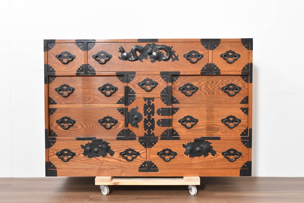 中古　龍の金具　閂(かんぬき)付き　時代箪笥デザインのアンティーク調サイドボード　(R-086236)