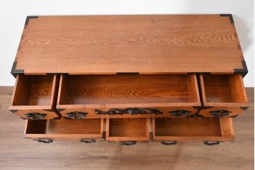 中古　龍の金具　閂(かんぬき)付き　時代箪笥デザインのアンティーク調サイドボード　(R-086236)