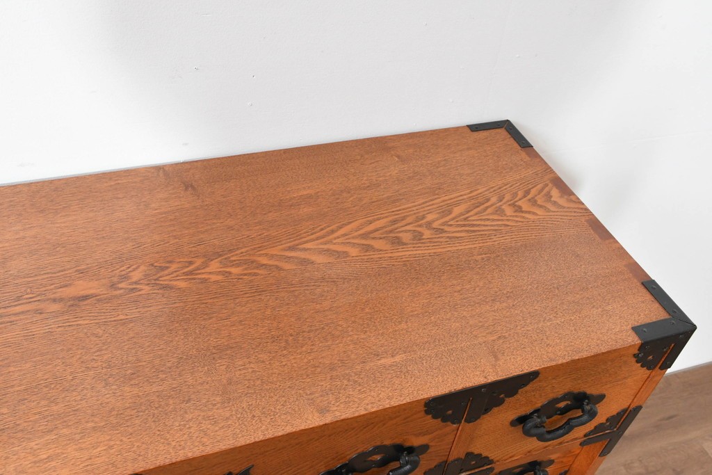 中古　龍の金具　閂(かんぬき)付き　時代箪笥デザインのアンティーク調サイドボード　(R-086236)