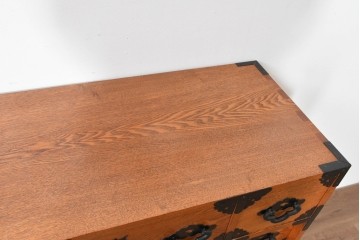 中古　龍の金具　閂(かんぬき)付き　時代箪笥デザインのアンティーク調サイドボード　(R-086236)