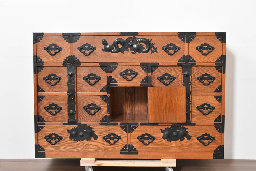 中古　龍の金具　閂(かんぬき)付き　時代箪笥デザインのアンティーク調サイドボード　(R-086236)
