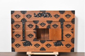 中古　龍の金具　閂(かんぬき)付き　時代箪笥デザインのアンティーク調サイドボード　(R-086236)