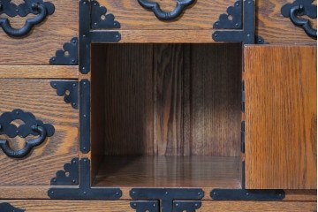 中古　龍の金具　閂(かんぬき)付き　時代箪笥デザインのアンティーク調サイドボード　(R-086236)