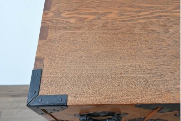 中古　龍の金具　閂(かんぬき)付き　時代箪笥デザインのアンティーク調サイドボード　(R-086236)