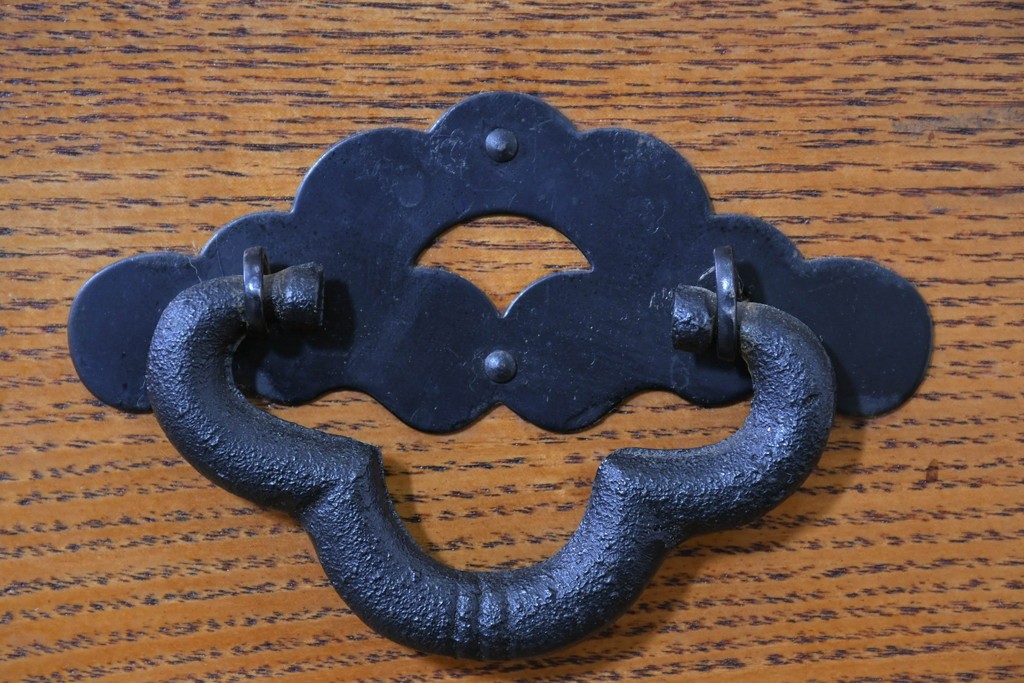 中古　龍の金具　閂(かんぬき)付き　時代箪笥デザインのアンティーク調サイドボード　(R-086236)