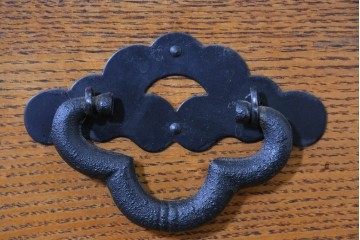 中古　龍の金具　閂(かんぬき)付き　時代箪笥デザインのアンティーク調サイドボード　(R-086236)