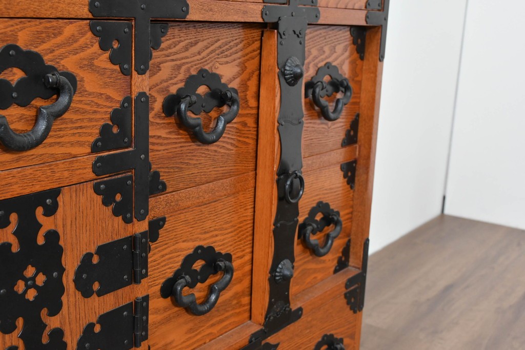 中古　龍の金具　閂(かんぬき)付き　時代箪笥デザインのアンティーク調サイドボード　(R-086236)