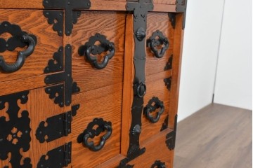 中古　龍の金具　閂(かんぬき)付き　時代箪笥デザインのアンティーク調サイドボード　(R-086236)