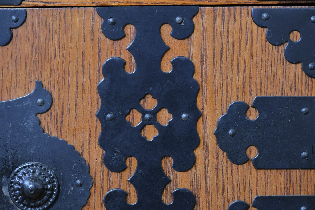 中古　龍の金具　閂(かんぬき)付き　時代箪笥デザインのアンティーク調サイドボード　(R-086236)