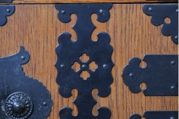 中古　龍の金具　閂(かんぬき)付き　時代箪笥デザインのアンティーク調サイドボード　(R-086236)
