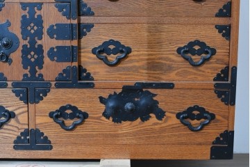 中古　龍の金具　閂(かんぬき)付き　時代箪笥デザインのアンティーク調サイドボード　(R-086236)