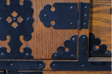 中古　龍の金具　閂(かんぬき)付き　時代箪笥デザインのアンティーク調サイドボード　(R-086236)