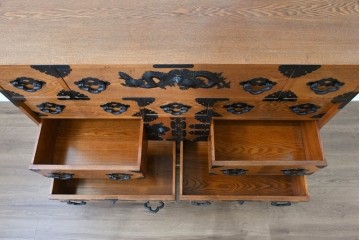 中古　龍の金具　閂(かんぬき)付き　時代箪笥デザインのアンティーク調サイドボード　(R-086236)