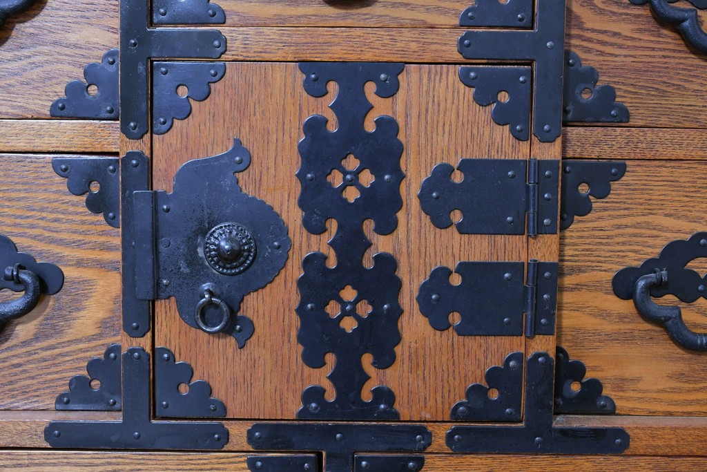 中古　龍の金具　閂(かんぬき)付き　時代箪笥デザインのアンティーク調サイドボード　(R-086236)