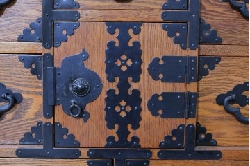 中古　龍の金具　閂(かんぬき)付き　時代箪笥デザインのアンティーク調サイドボード　(R-086236)