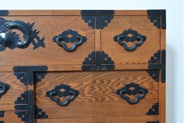 中古　龍の金具　閂(かんぬき)付き　時代箪笥デザインのアンティーク調サイドボード　(R-086236)