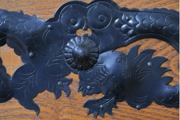 中古　龍の金具　閂(かんぬき)付き　時代箪笥デザインのアンティーク調サイドボード　(R-086236)