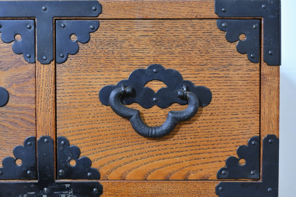 中古　龍の金具　閂(かんぬき)付き　時代箪笥デザインのアンティーク調サイドボード　(R-086236)