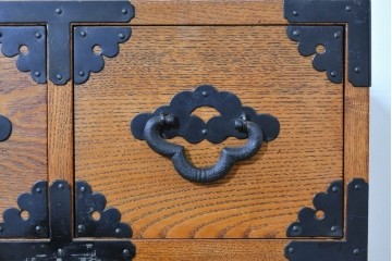 中古　龍の金具　閂(かんぬき)付き　時代箪笥デザインのアンティーク調サイドボード　(R-086236)