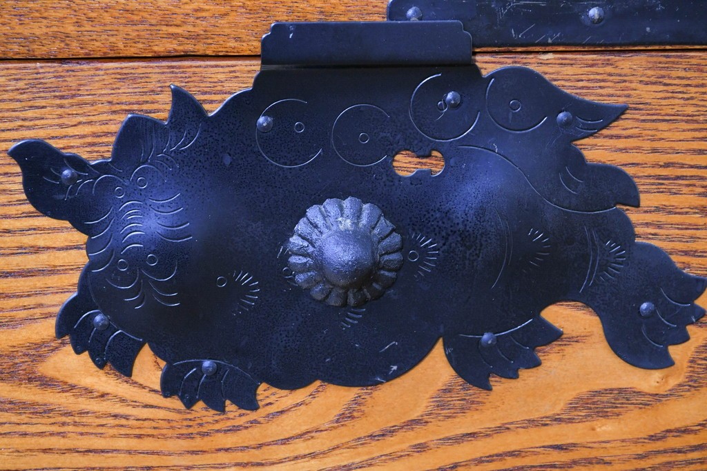 中古　龍の金具　閂(かんぬき)付き　時代箪笥デザインのアンティーク調サイドボード　(R-086236)