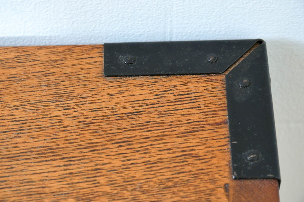 中古　龍の金具　閂(かんぬき)付き　時代箪笥デザインのアンティーク調サイドボード　(R-086236)