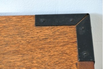 中古　龍の金具　閂(かんぬき)付き　時代箪笥デザインのアンティーク調サイドボード　(R-086236)