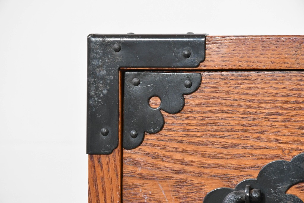 中古　龍の金具　閂(かんぬき)付き　時代箪笥デザインのアンティーク調サイドボード　(R-086236)