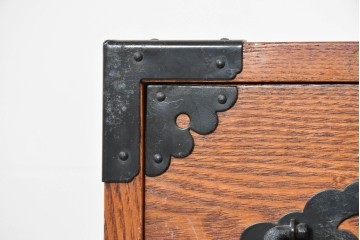 中古　龍の金具　閂(かんぬき)付き　時代箪笥デザインのアンティーク調サイドボード　(R-086236)