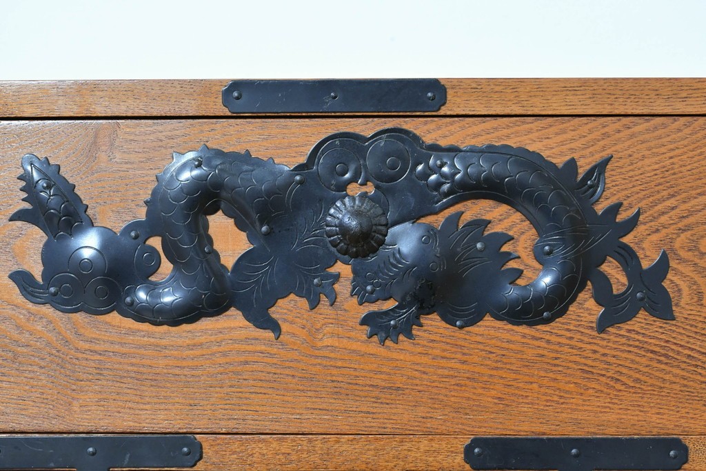 中古　龍の金具　閂(かんぬき)付き　時代箪笥デザインのアンティーク調サイドボード　(R-086236)